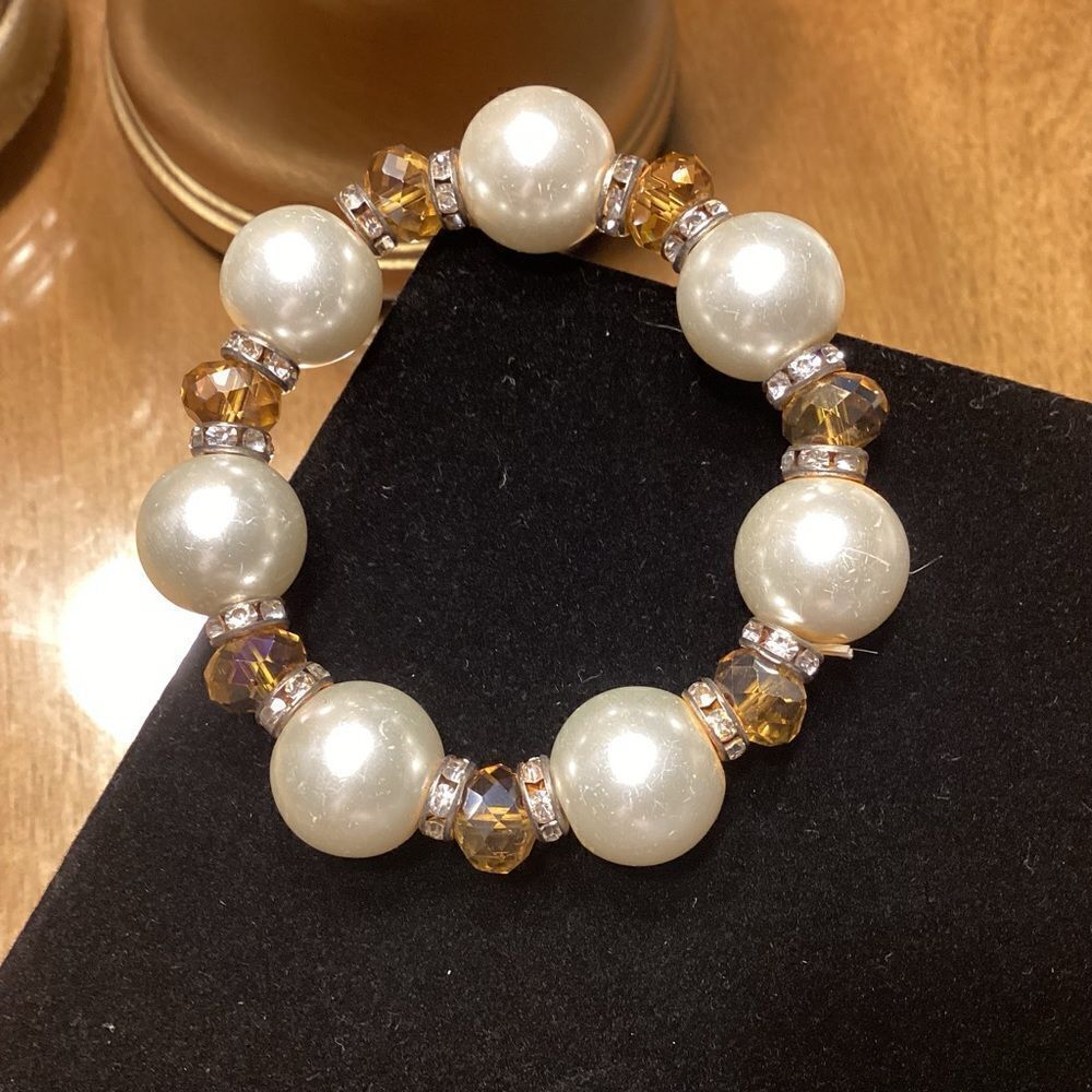 Stretchable Faux Pearl and Goldtone Faceted Acrylic Bead Bracelet